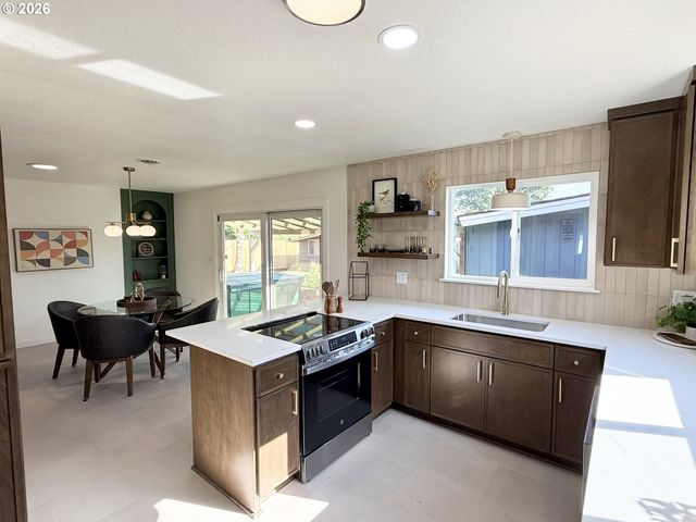 240 Nw BAKER CREEK Rd, Mc Minnville, OR 97128