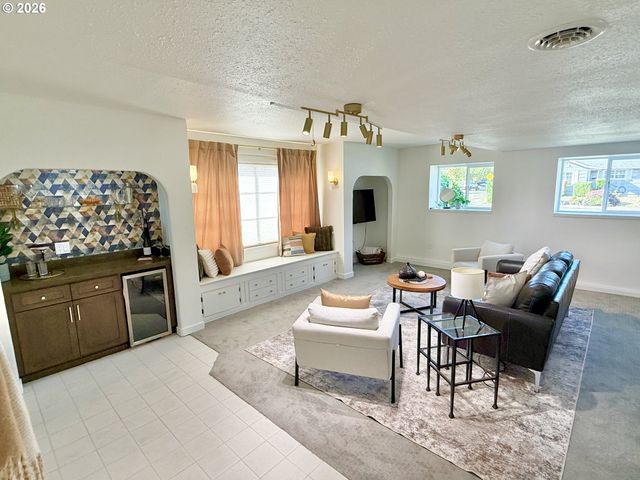240 Nw BAKER CREEK Rd, Mc Minnville, OR 97128