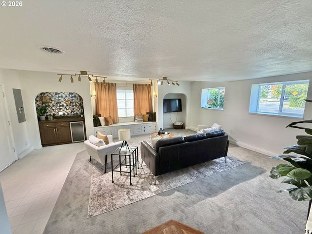 240 Nw BAKER CREEK Rd, Mc Minnville, OR 97128