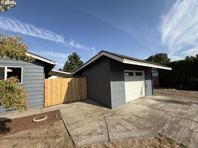 240 Nw BAKER CREEK Rd, Mc Minnville, OR 97128