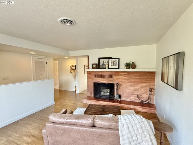 240 Nw BAKER CREEK Rd, Mc Minnville, OR 97128