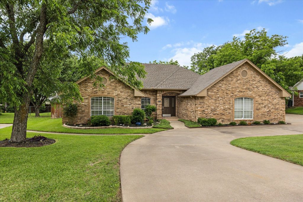 9126 Hanging Moss Drive, Granbury, TX 76049