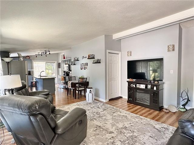 7 SW 400th Road, Warrensburg, MO 64093