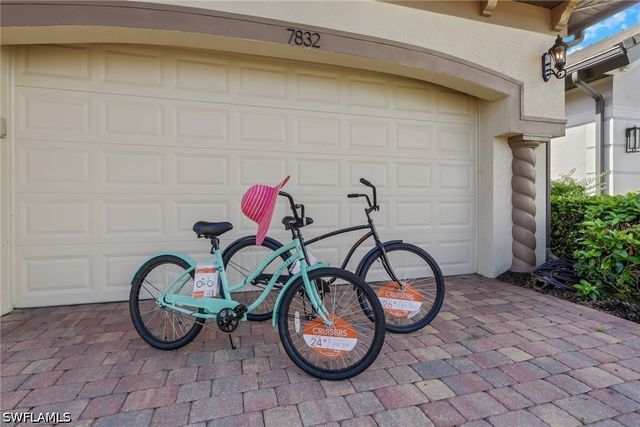7832 Valencia CT, Naples, FL 34113