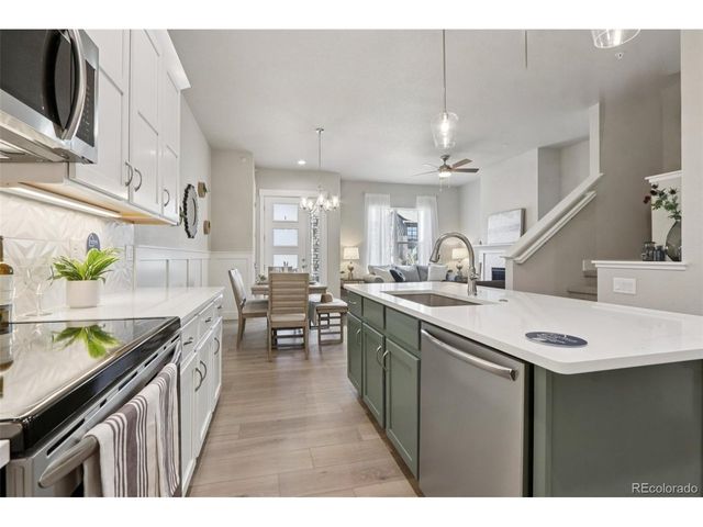 176 High Point Dr, Longmont, CO 80504