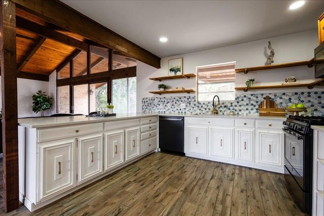 121 Merrywood LN, San Marcos, TX 78666