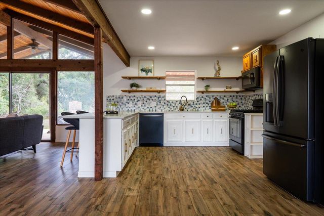 121 Merrywood LN, San Marcos, TX 78666