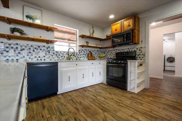 121 Merrywood LN, San Marcos, TX 78666