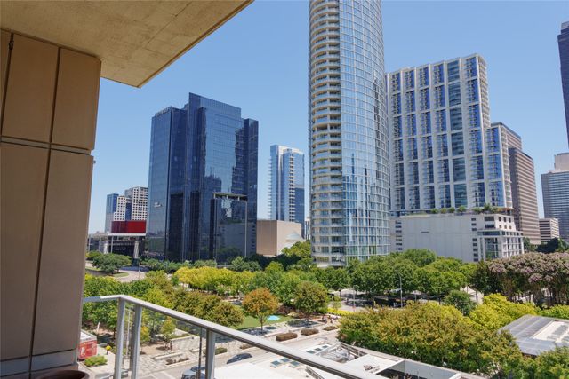 2025 Woodall Rodgers Freeway 52, Dallas, TX 75201