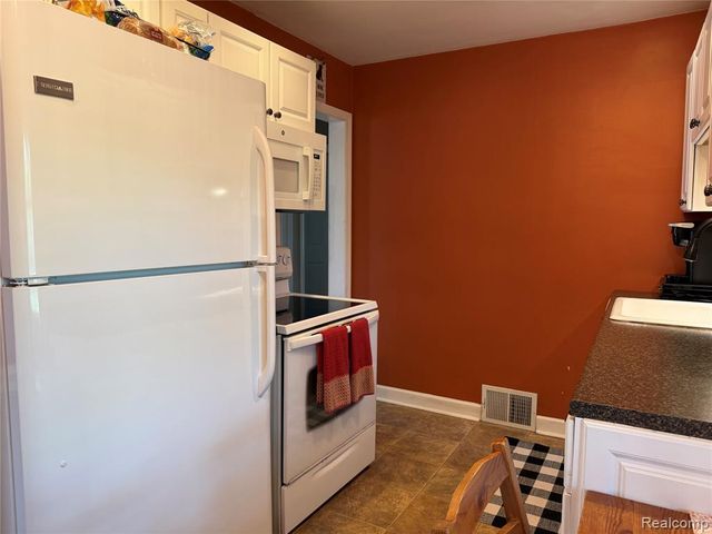 34503 Chestnut Street, Wayne, MI 48184