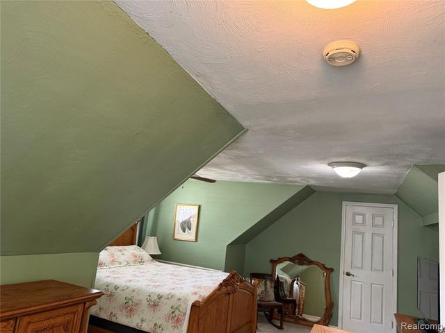 34503 Chestnut Street, Wayne, MI 48184