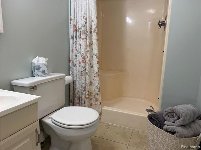 34503 Chestnut Street, Wayne, MI 48184