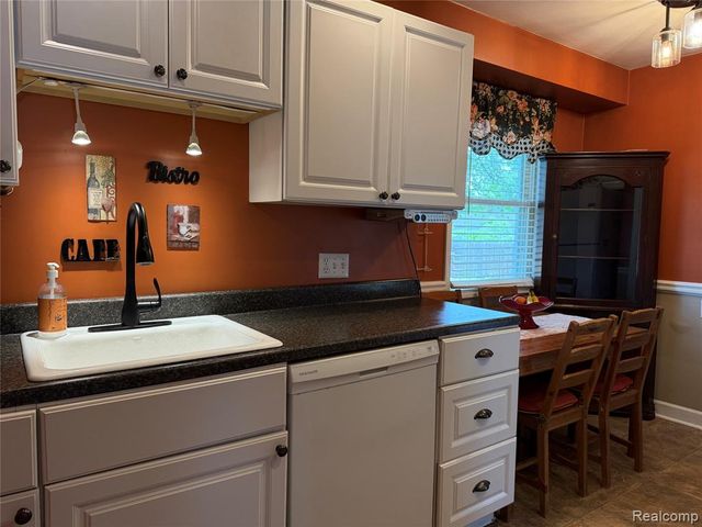 34503 Chestnut Street, Wayne, MI 48184