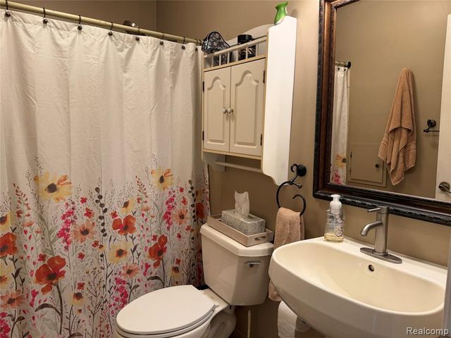 34503 Chestnut Street, Wayne, MI 48184