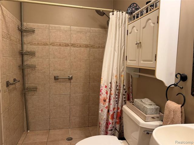 34503 Chestnut Street, Wayne, MI 48184