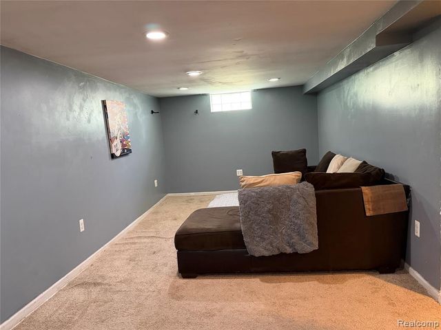 34503 Chestnut Street, Wayne, MI 48184