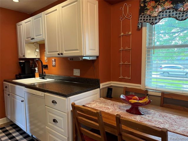 34503 Chestnut Street, Wayne, MI 48184