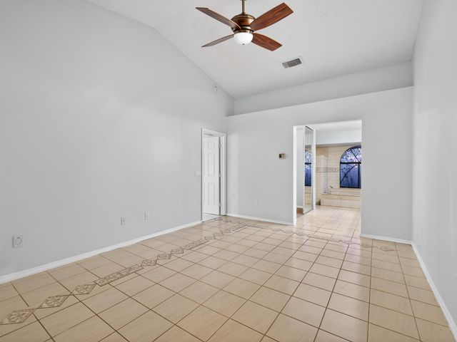 566 SE Damask Avenue, Port St Lucie, FL 34983