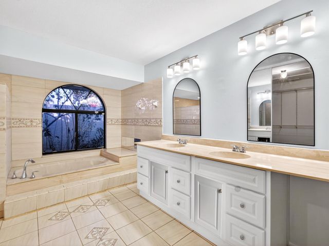 566 SE Damask Avenue, Port St Lucie, FL 34983