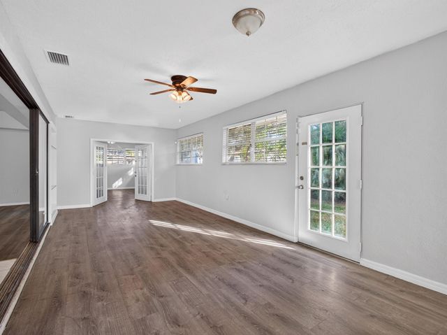 566 SE Damask Avenue, Port St Lucie, FL 34983