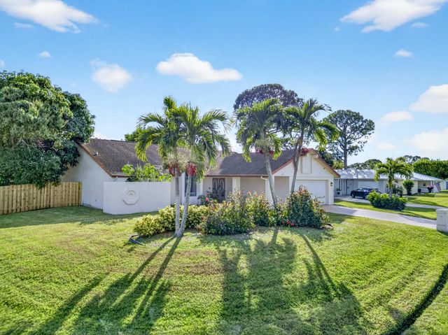 566 SE Damask Avenue, Port St Lucie, FL 34983