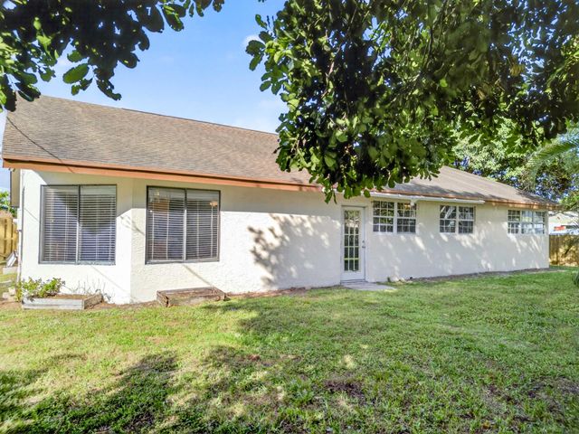 566 SE Damask Avenue, Port St Lucie, FL 34983