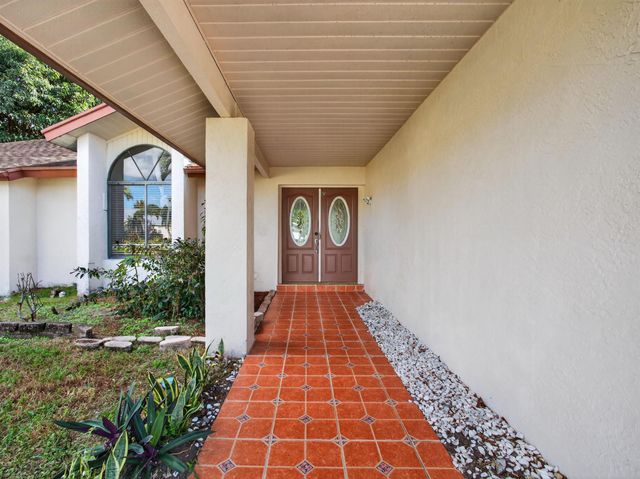 566 SE Damask Avenue, Port St Lucie, FL 34983