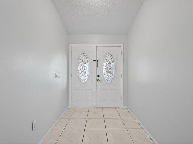 566 SE Damask Avenue, Port St Lucie, FL 34983