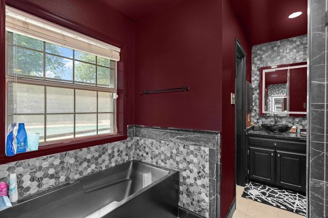 1208 Westwood Dr, Henderson, TX 75654