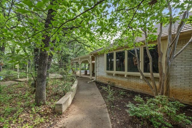 2409 Southbrook Court, Arlington, TX 76006