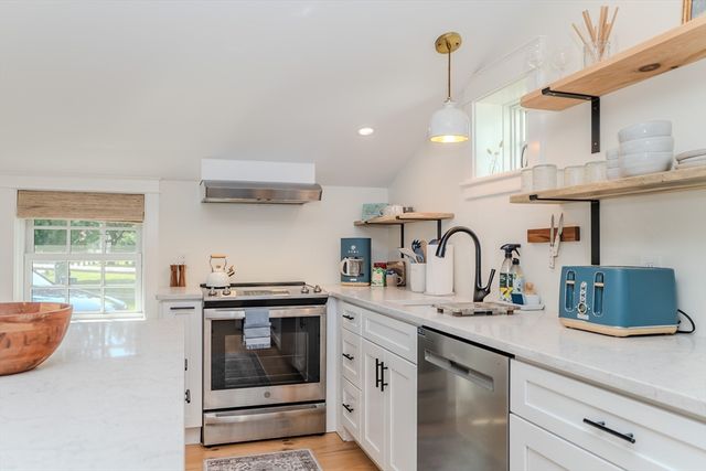 14 Sugarloaf St, Deerfield, MA 01373