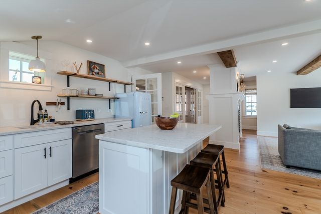 14 Sugarloaf St, Deerfield, MA 01373