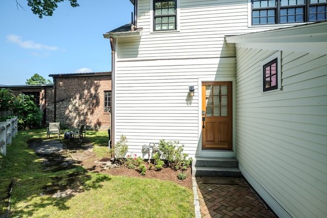 14 Sugarloaf St, Deerfield, MA 01373