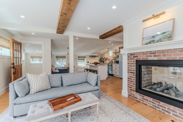 14 Sugarloaf St, Deerfield, MA 01373