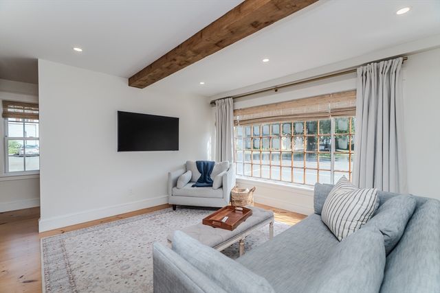 14 Sugarloaf St, Deerfield, MA 01373