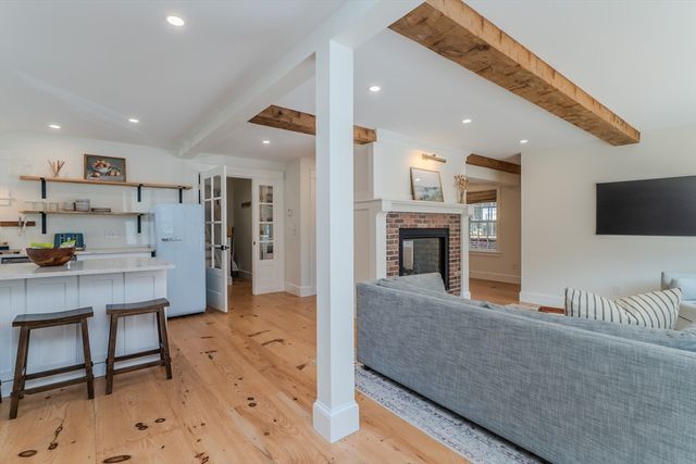 14 Sugarloaf St, Deerfield, MA 01373