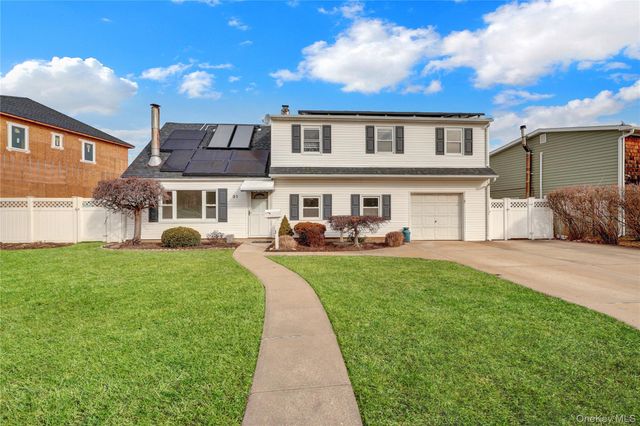 31 Bluespruce Road, Levittown, NY 11756