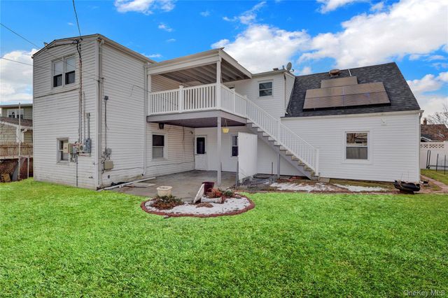 31 Bluespruce Road, Levittown, NY 11756