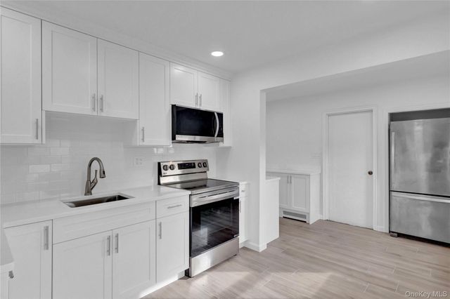 31 Bluespruce Road, Levittown, NY 11756