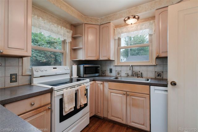 12733 Kingston Avenue, Huntington Woods, MI 48070