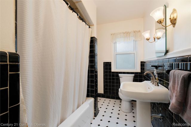 12733 Kingston Avenue, Huntington Woods, MI 48070