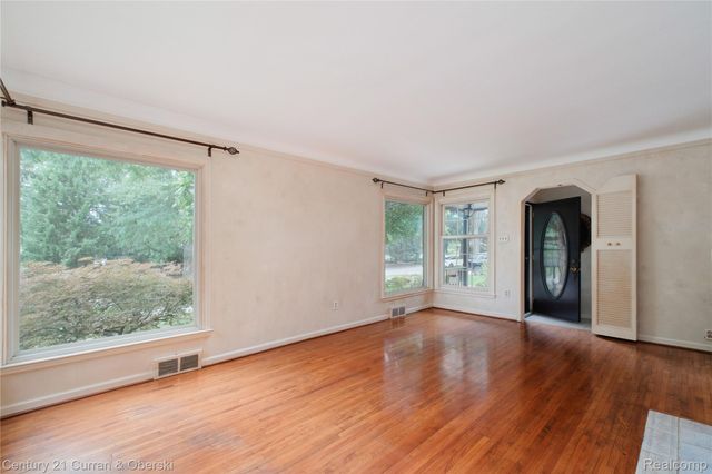 12733 Kingston Avenue, Huntington Woods, MI 48070