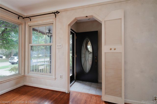 12733 Kingston Avenue, Huntington Woods, MI 48070