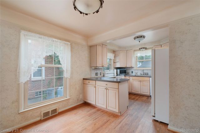 12733 Kingston Avenue, Huntington Woods, MI 48070