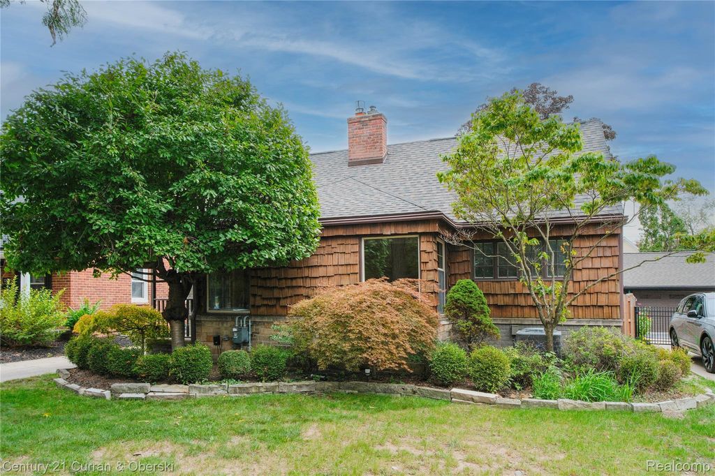 12733 Kingston Avenue, Huntington Woods, MI 48070