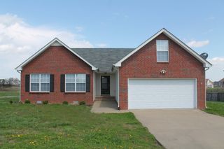 1577 Autumn Dr, Clarksville, TN 37042