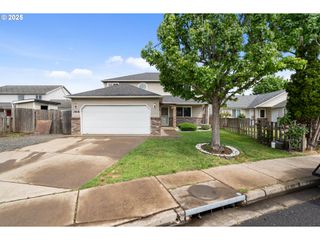 3818 LONG RIDGE Dr, Springfield, OR 97478