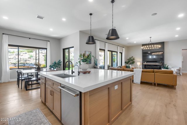 6439 W TOMBSTONE Trail, Phoenix, AZ 85083