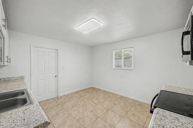 972 N Chrysler Drive, Tucson, AZ 85716
