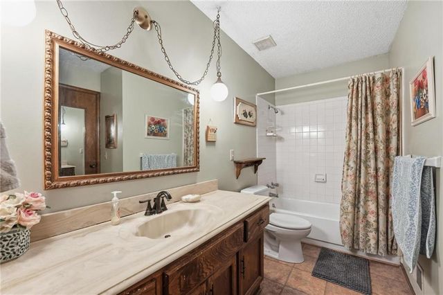 5421 Crest Drive, Kansas City, KS 66106